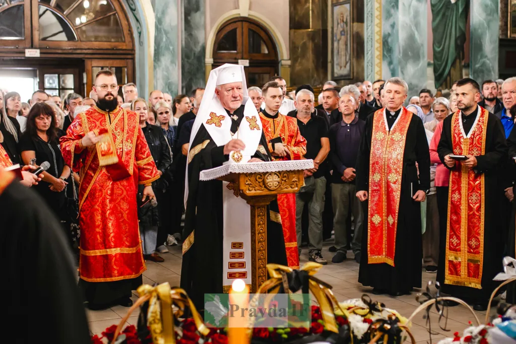 Священнослужителі проводять богослужіння в переповненому храмі
