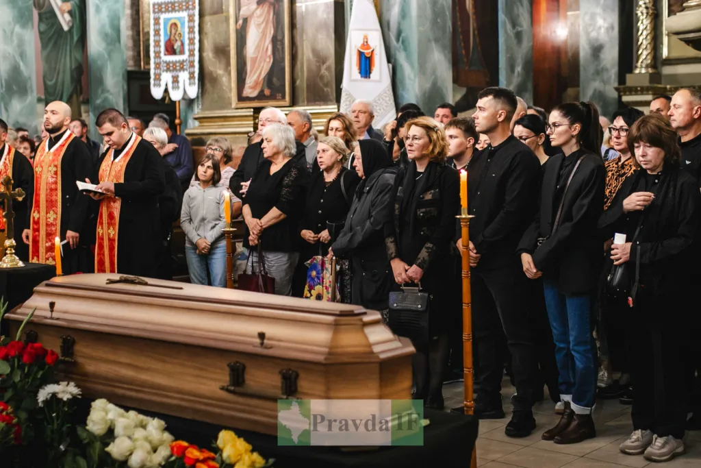Прощальна церемонія в церкві біля труни