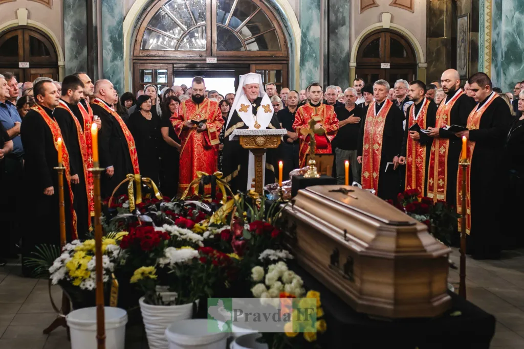 Православне відспівування біля труни, вкритої квітами