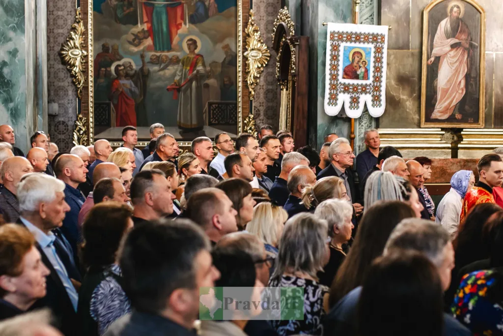Віряни в переповненій церкві перед іконами