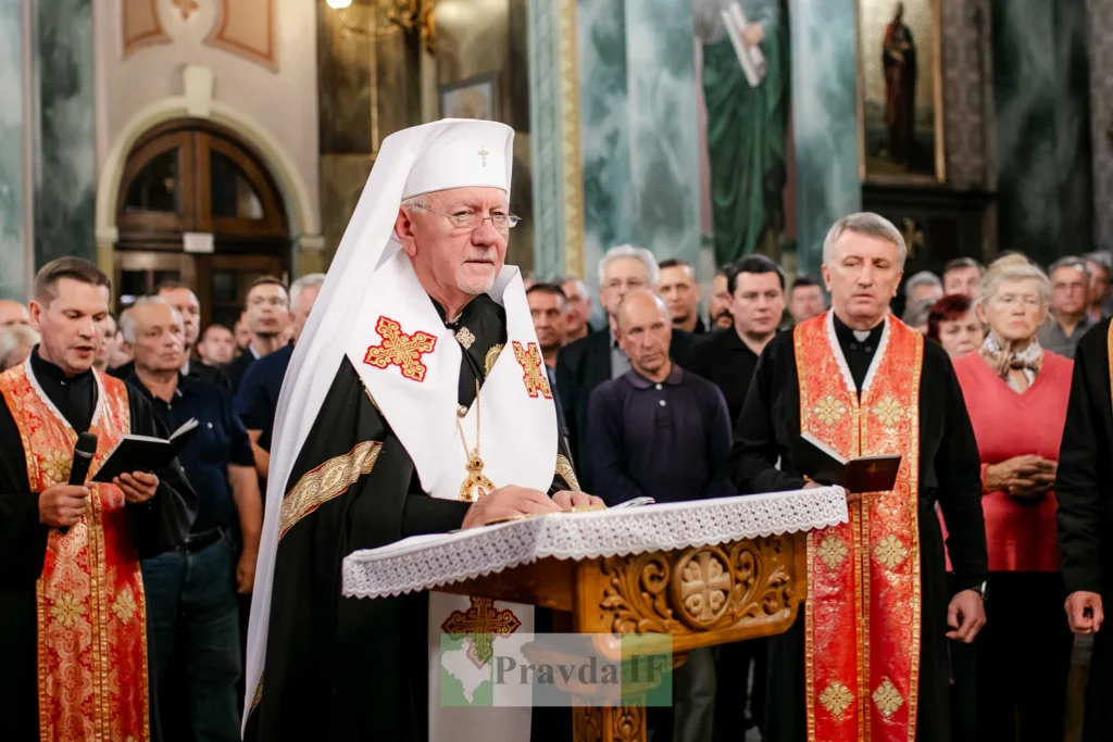 Священнослужитель очолює богослужіння в переповненому храмі