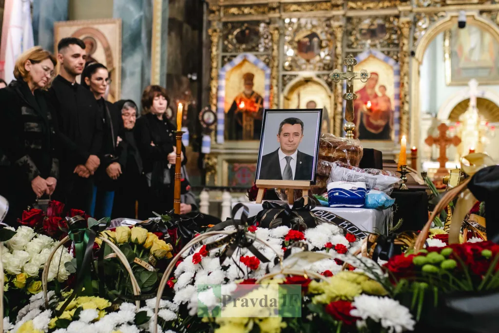 Панахида в церкві біля труни з портретом покійного