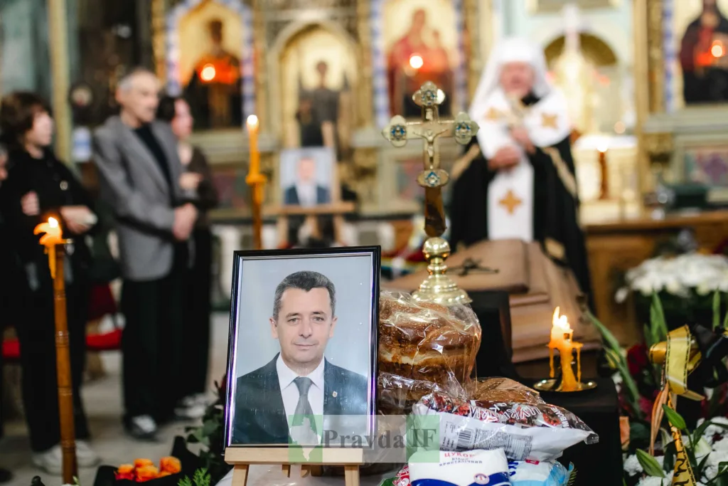 Портрет покійного, свічки й хрест у православному храмі