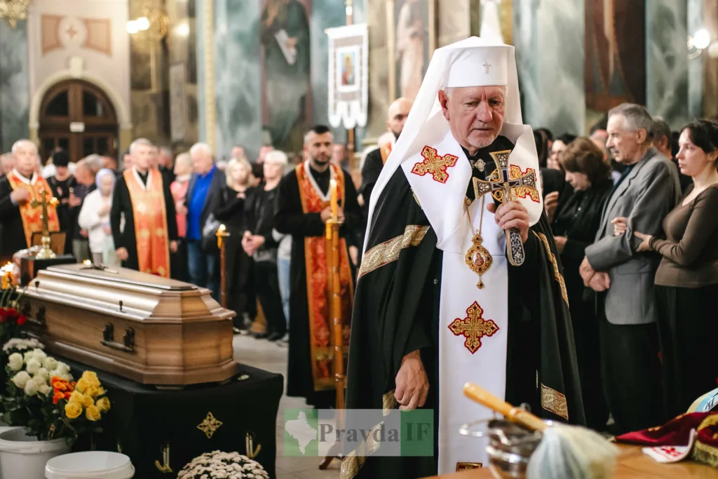 Священнослужитель біля труни під час церковного похорону