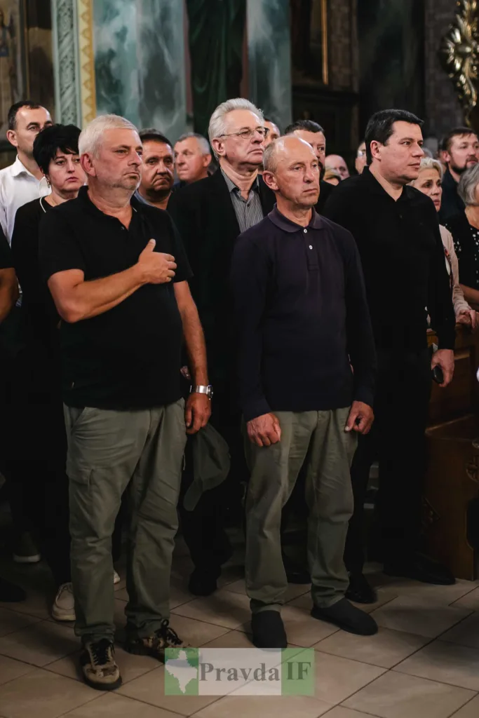 Люди стоять у храмі під час урочистої церемонії