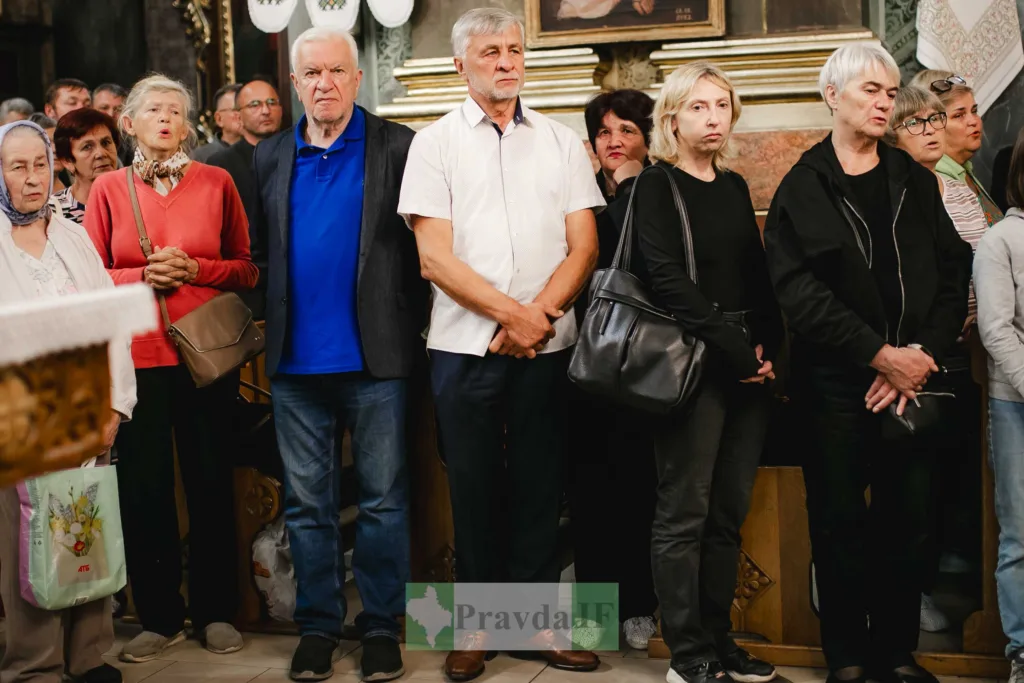 Люди різного віку стоять у переповненій церкві