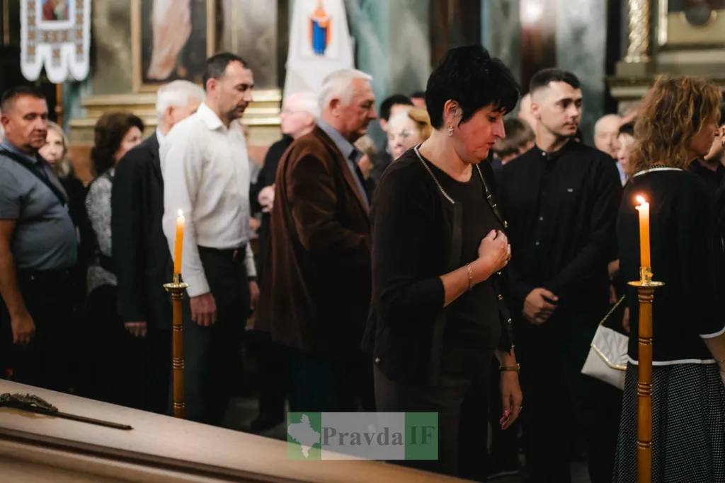 Люди моляться зі свічками в православному храмі