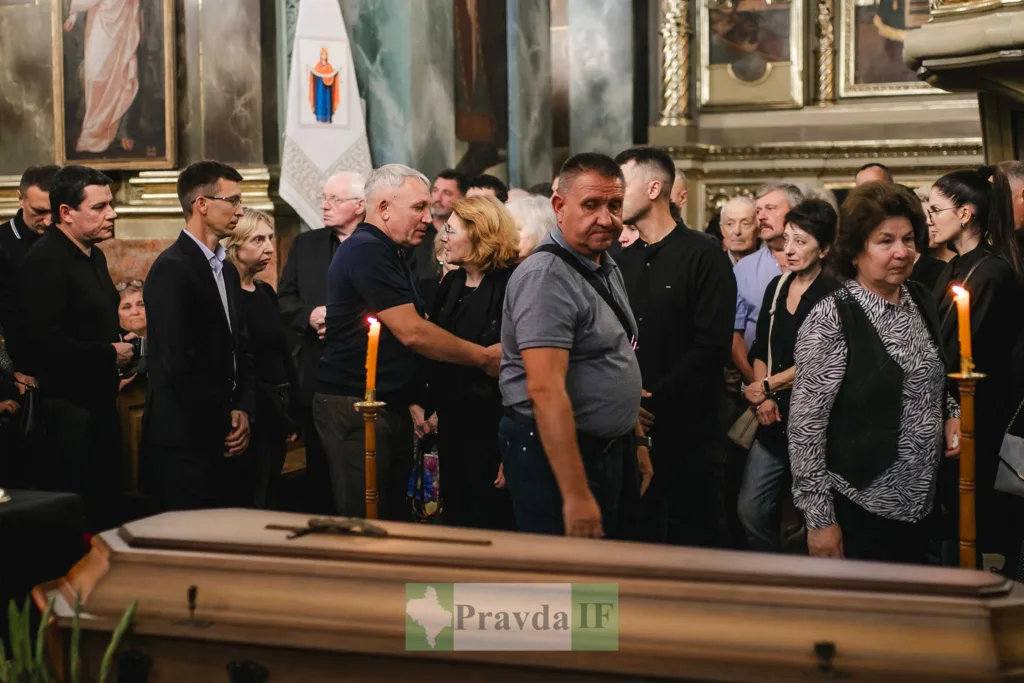 Люди прощаються біля труни в православному храмі