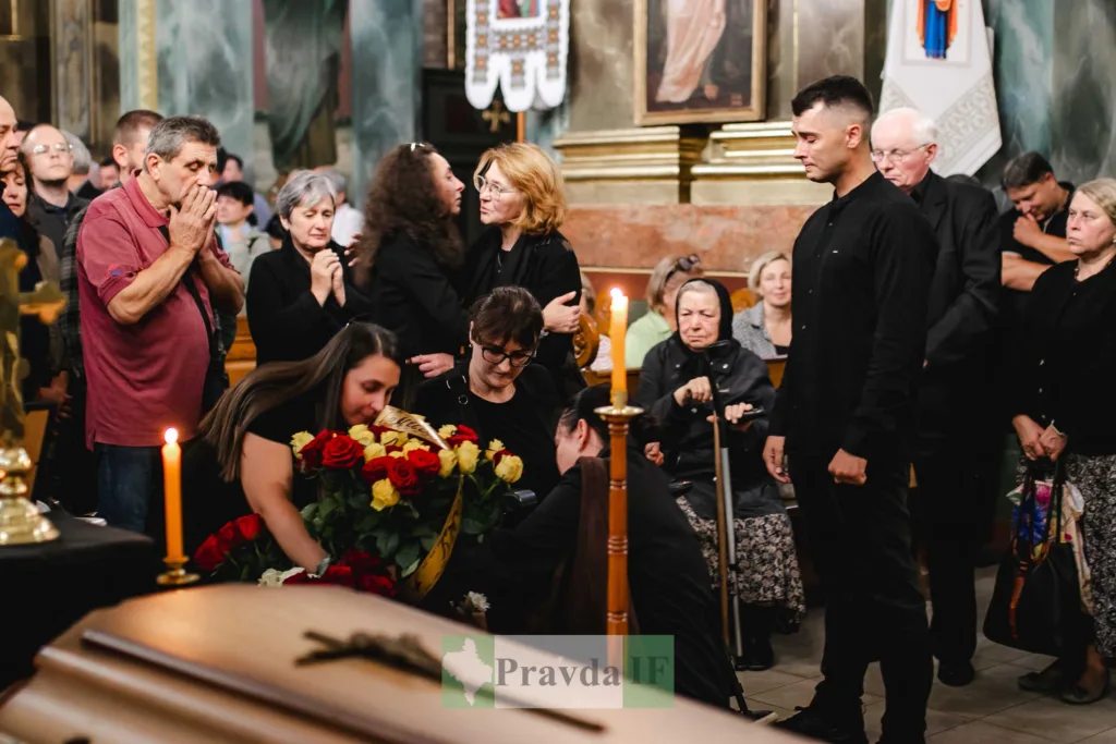 Люди прощаються з покійним у церкві біля труни
