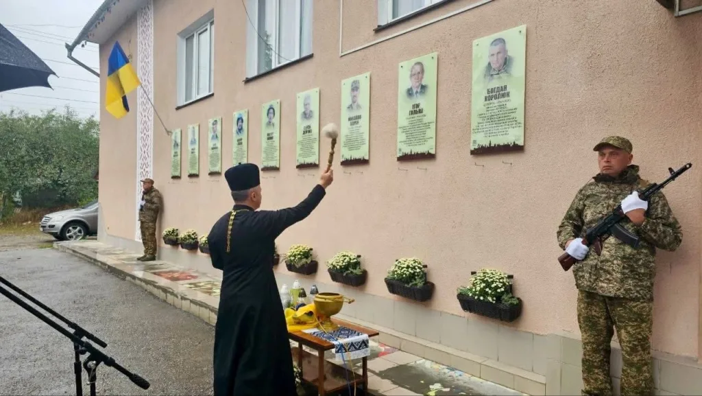 Священник освячує меморіальні дошки загиблим захисникам України