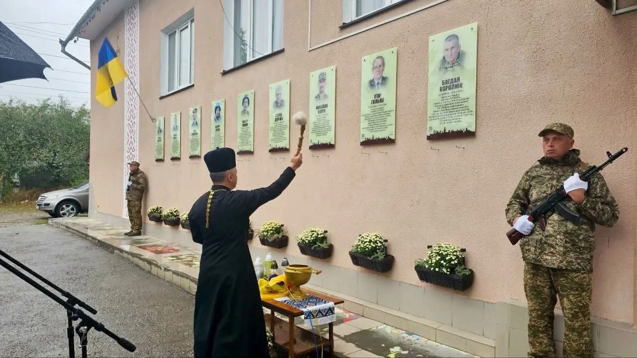 Священник освячує меморіальні дошки загиблим захисникам України