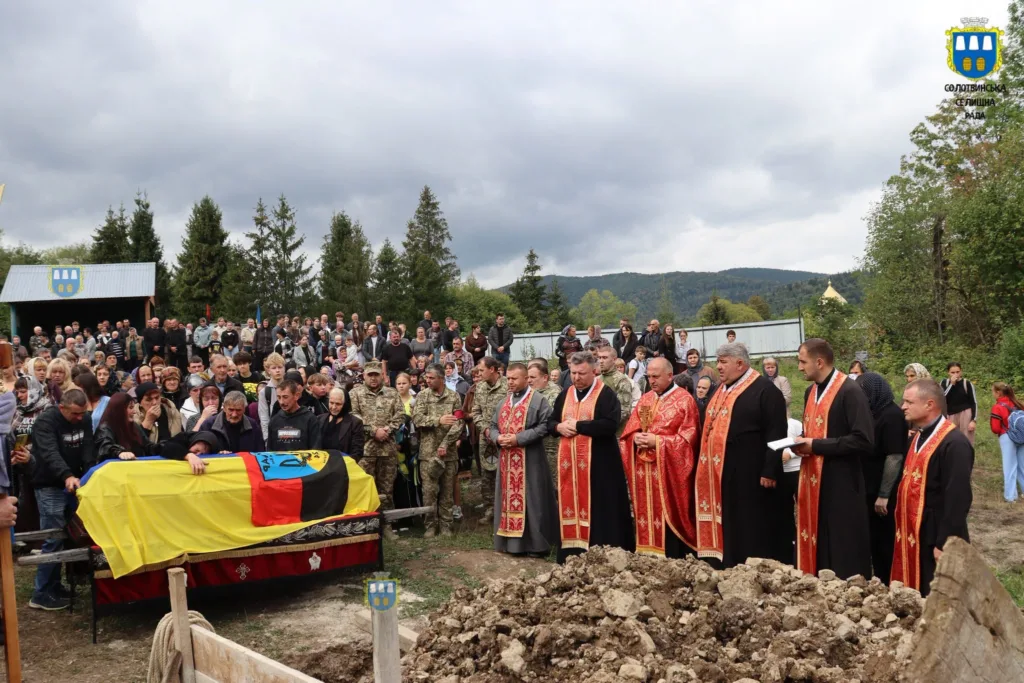 Похорон військового з духовенством і громадою біля могили