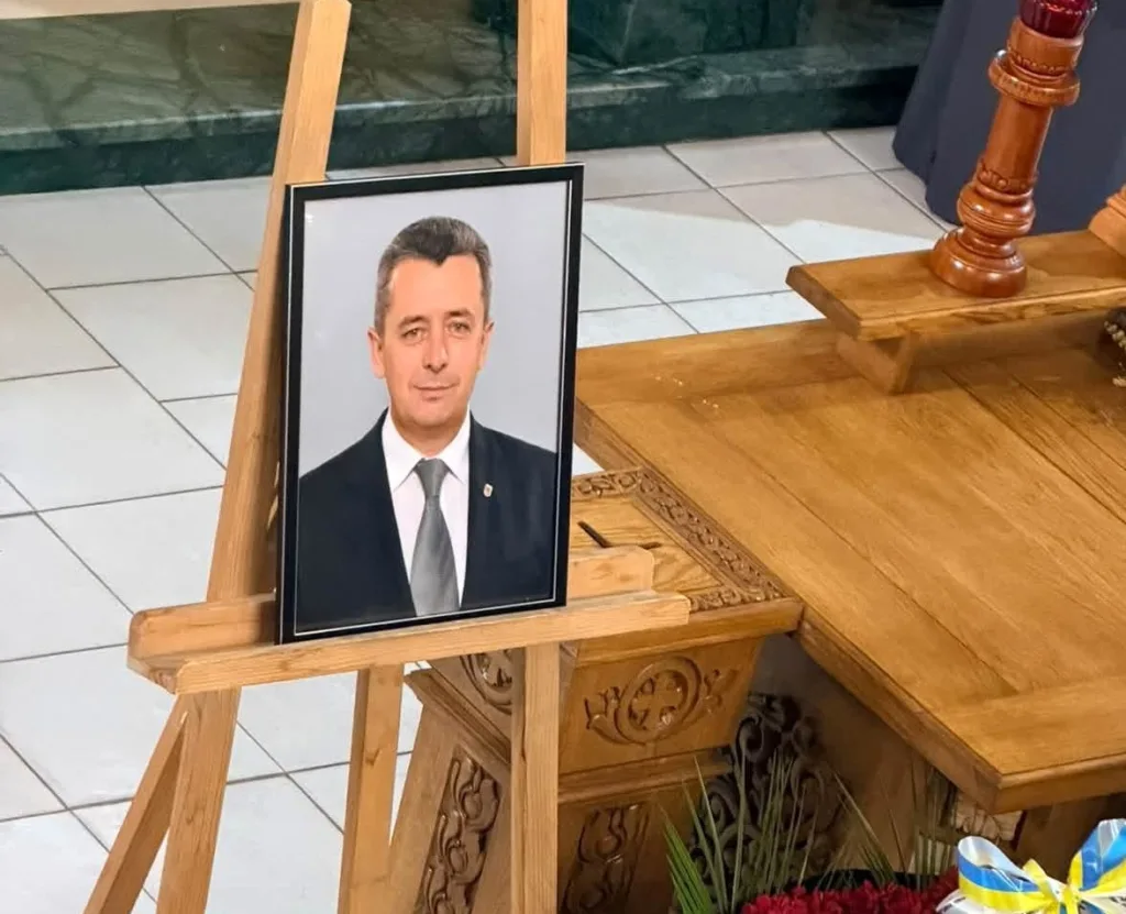 Портрет чоловіка на мольберті біля церковного вівтаря