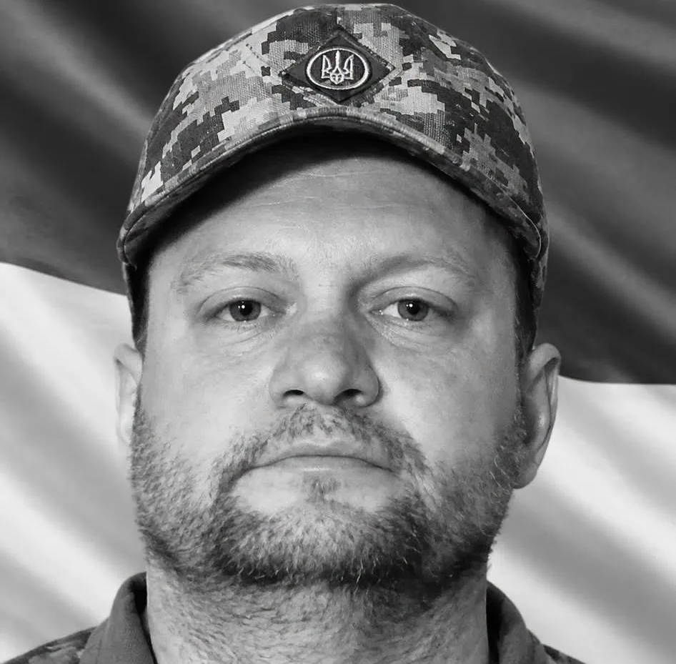 Чорно-білий портрет чоловіка у військовій кепці з тризубом