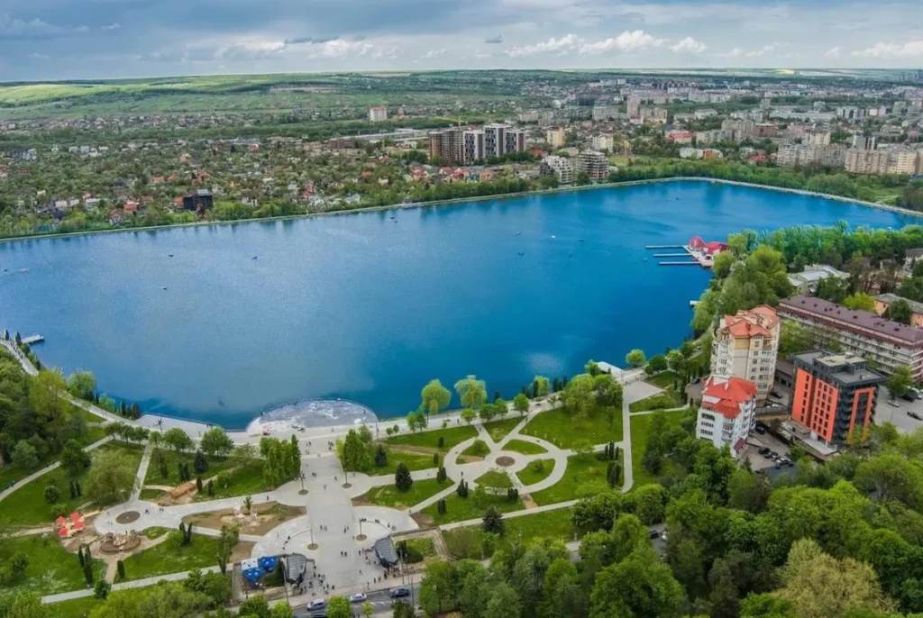 Панорама міського озера з парком і забудовою