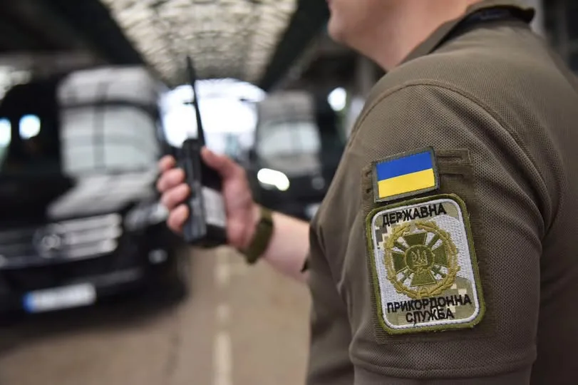 Прикордонник України з рацією біля автобуса