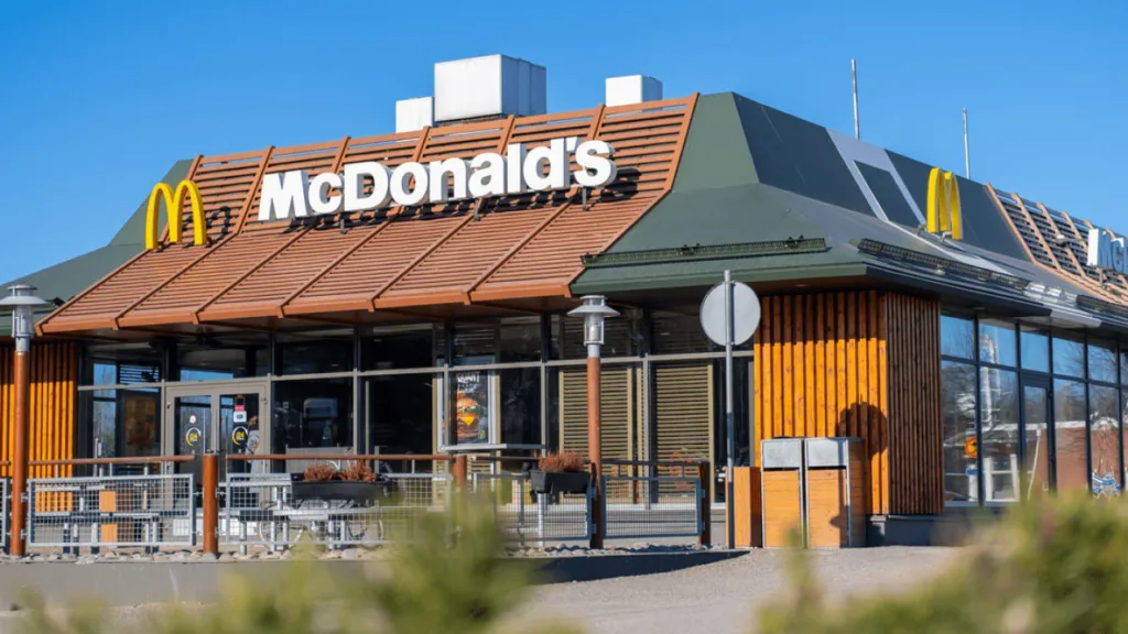 Будівля ресторану McDonald’s із терасою під ясним небом