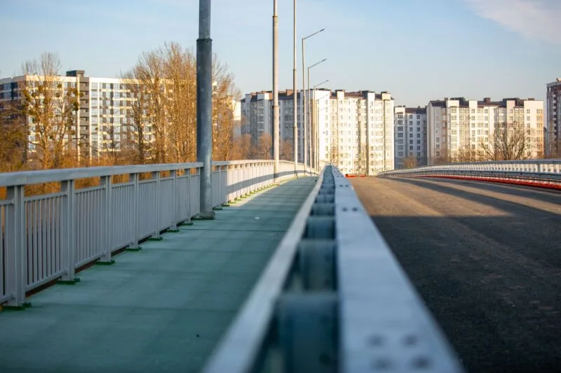 Порожній міст веде до житлових багатоповерхівок