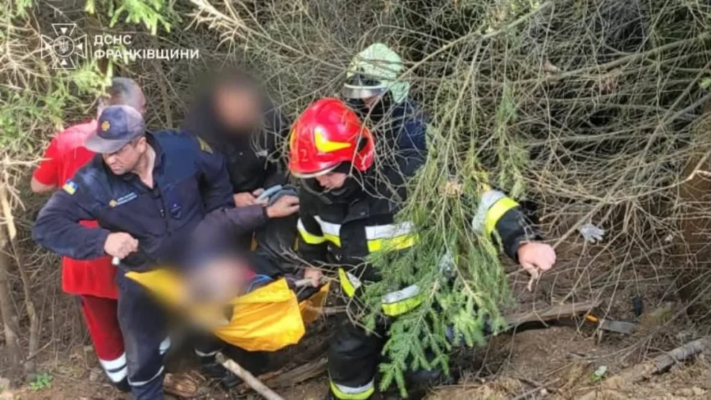 Рятувальники визволяють людину з-під повалених дерев