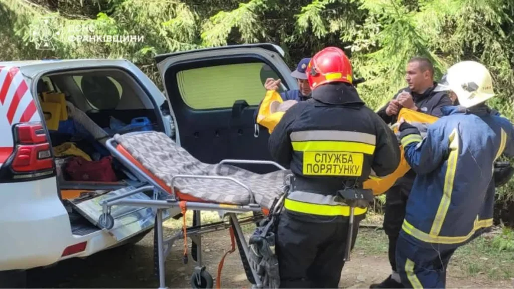 Рятувальники біля автомобіля швидкої допомоги з ношами