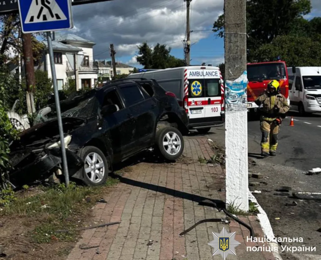 Позашляховик після ДТП на тротуарі біля швидкої
