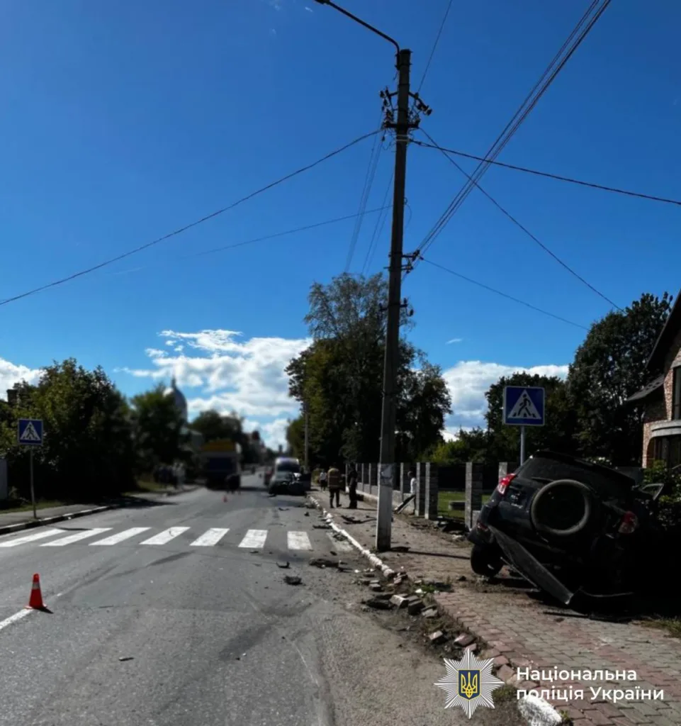 Перекинутий автомобіль після ДТП біля пішохідного переходу