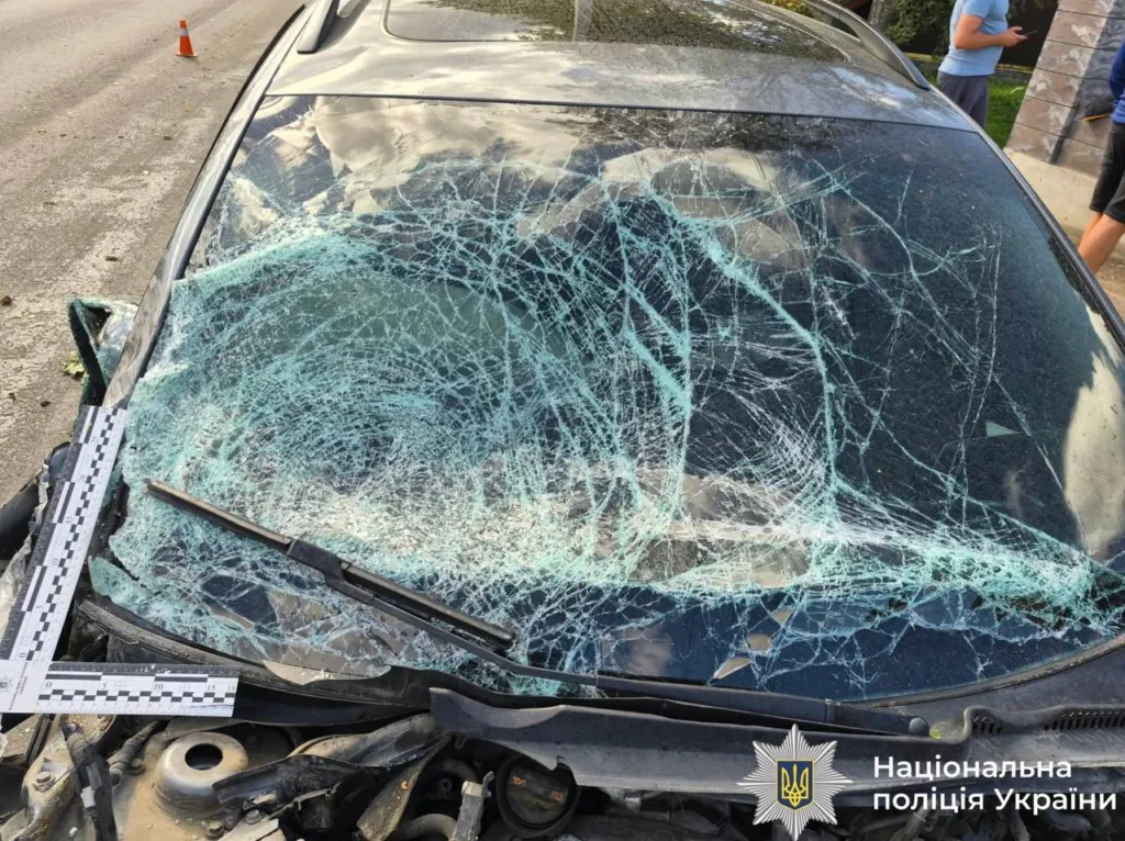 Автомобіль із повністю розбитим лобовим склом після ДТП