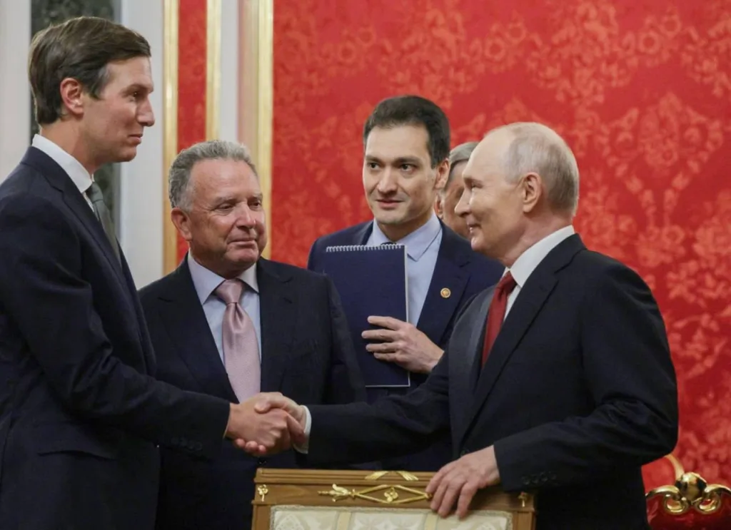 Джаред Кушнер потискає руку Володимиру Путіну