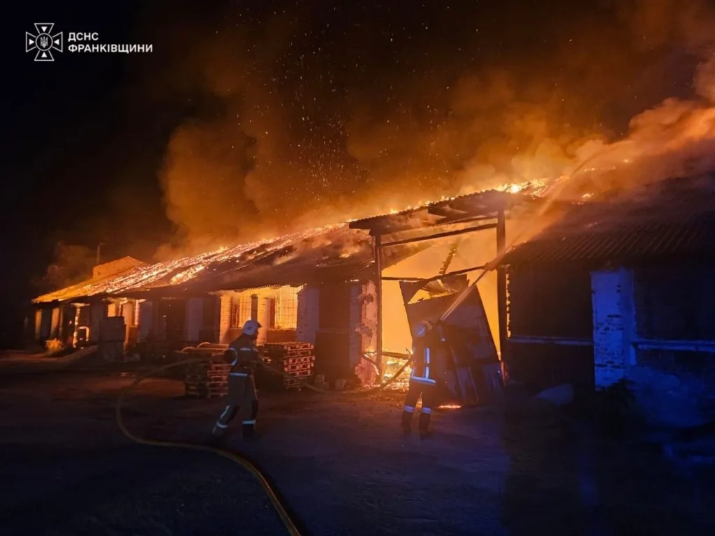 Рятувальники гасять масштабну пожежу в будівлі вночі
