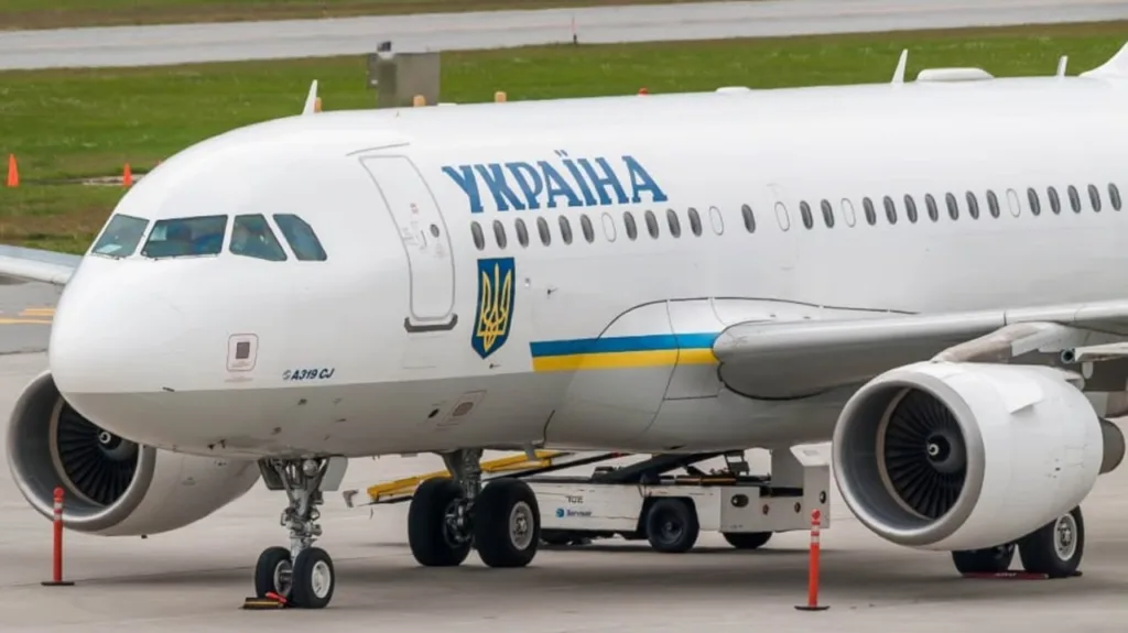 Пасажирський літак із написом «Україна» та тризубом
