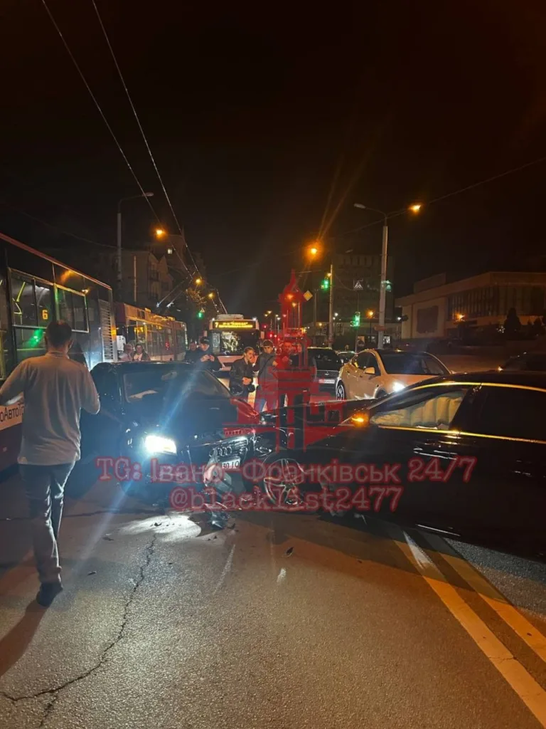 Нічна ДТП за участю автомобілів і тролейбусів
