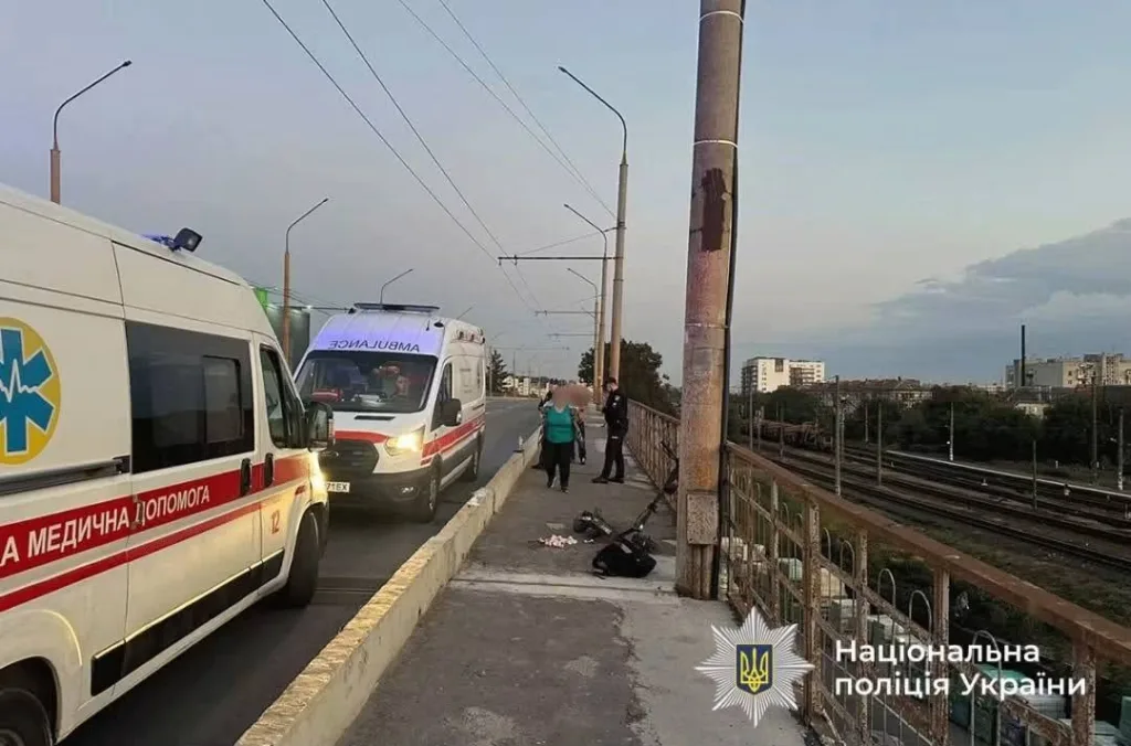 Швидкі та поліція на мосту біля залізниці