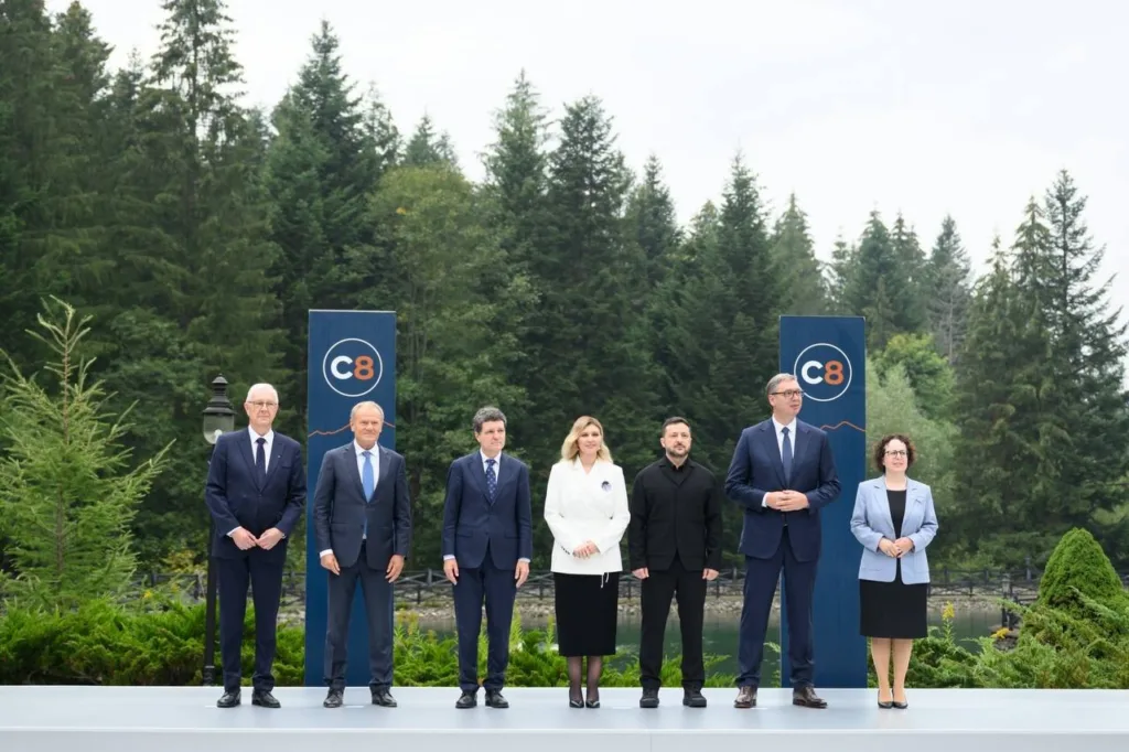 Лідери країн на саміті C8 у горах