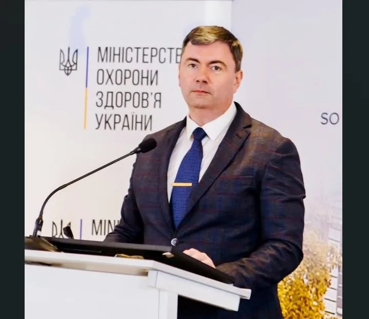 Посадовець виступає за трибуною Міністерства охорони здоров’я України