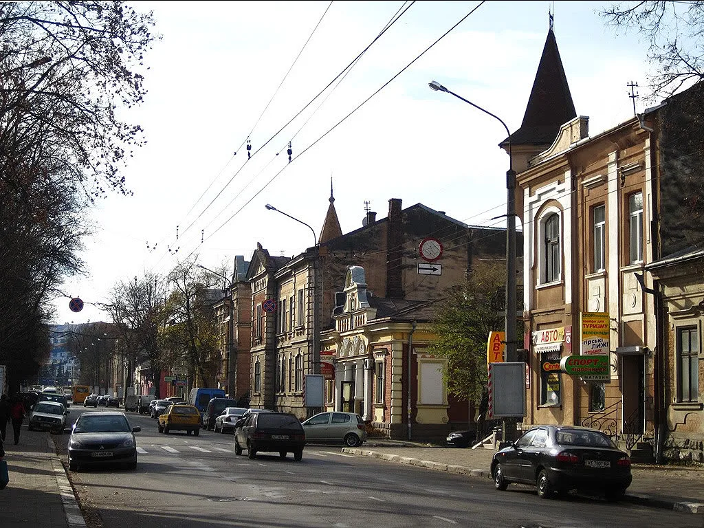 Історична міська вулиця з автомобілями та старовинними будинками