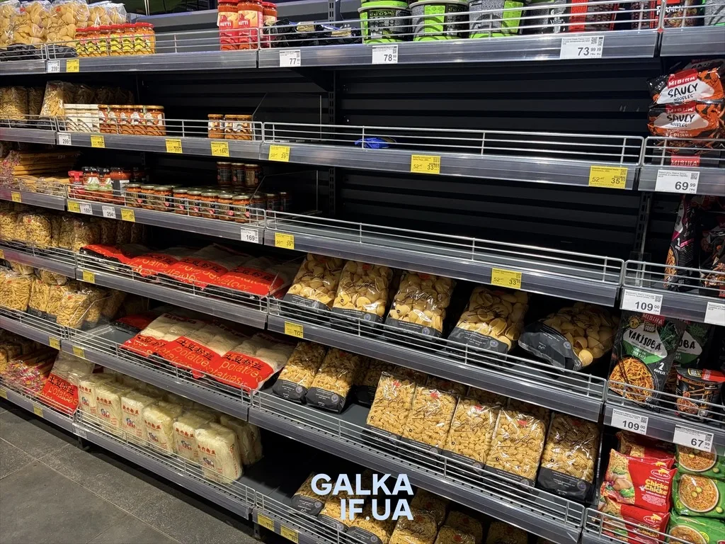 Майже порожні полиці супермаркету з макаронами