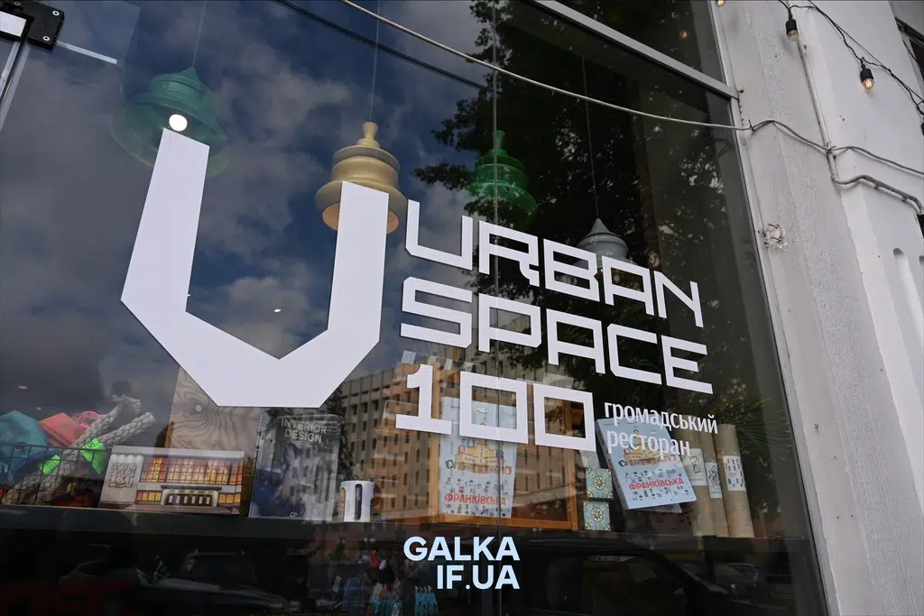 Вітрина громадського ресторану Urban Space 100