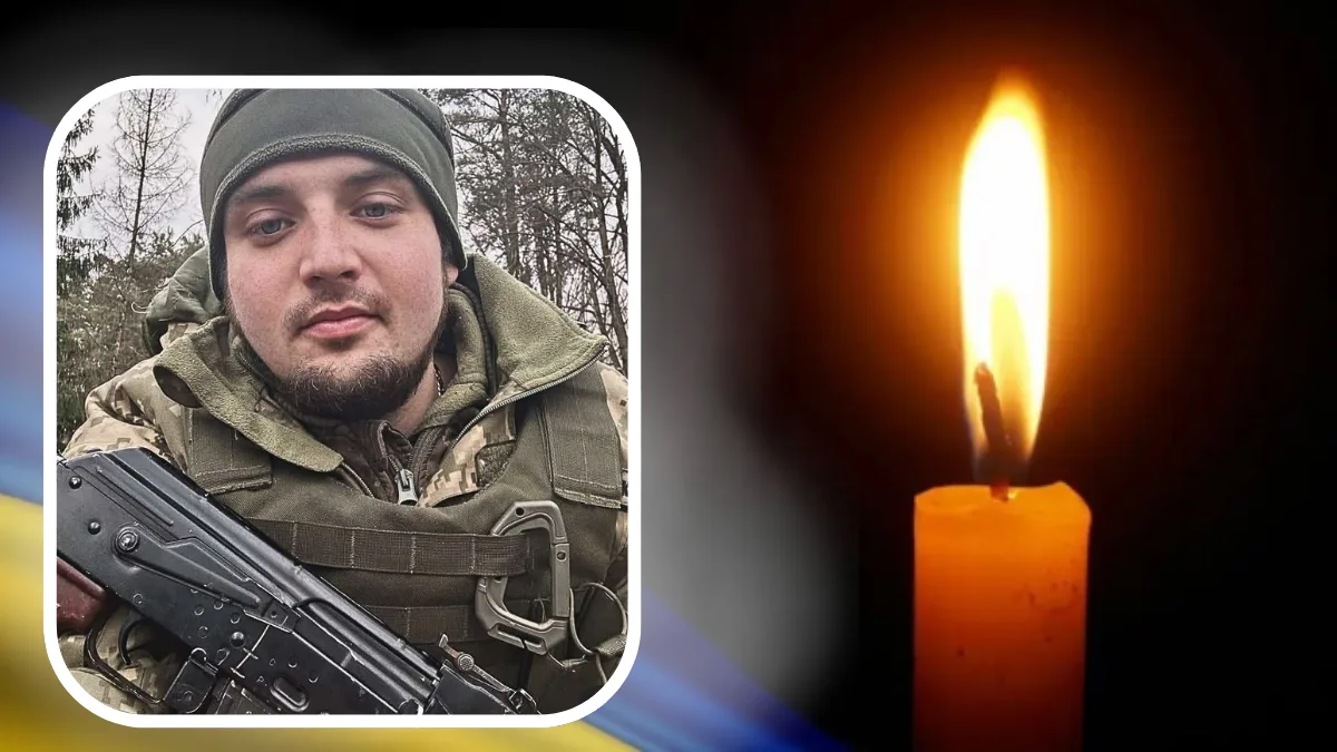 Фото військового поруч із запаленою поминальною свічкою