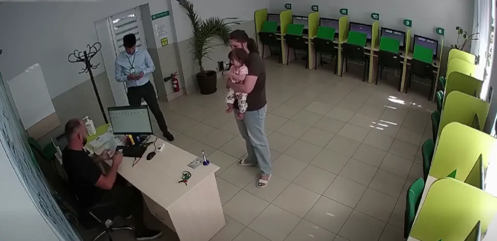 Жінка з дитиною в офісі сервісного центру