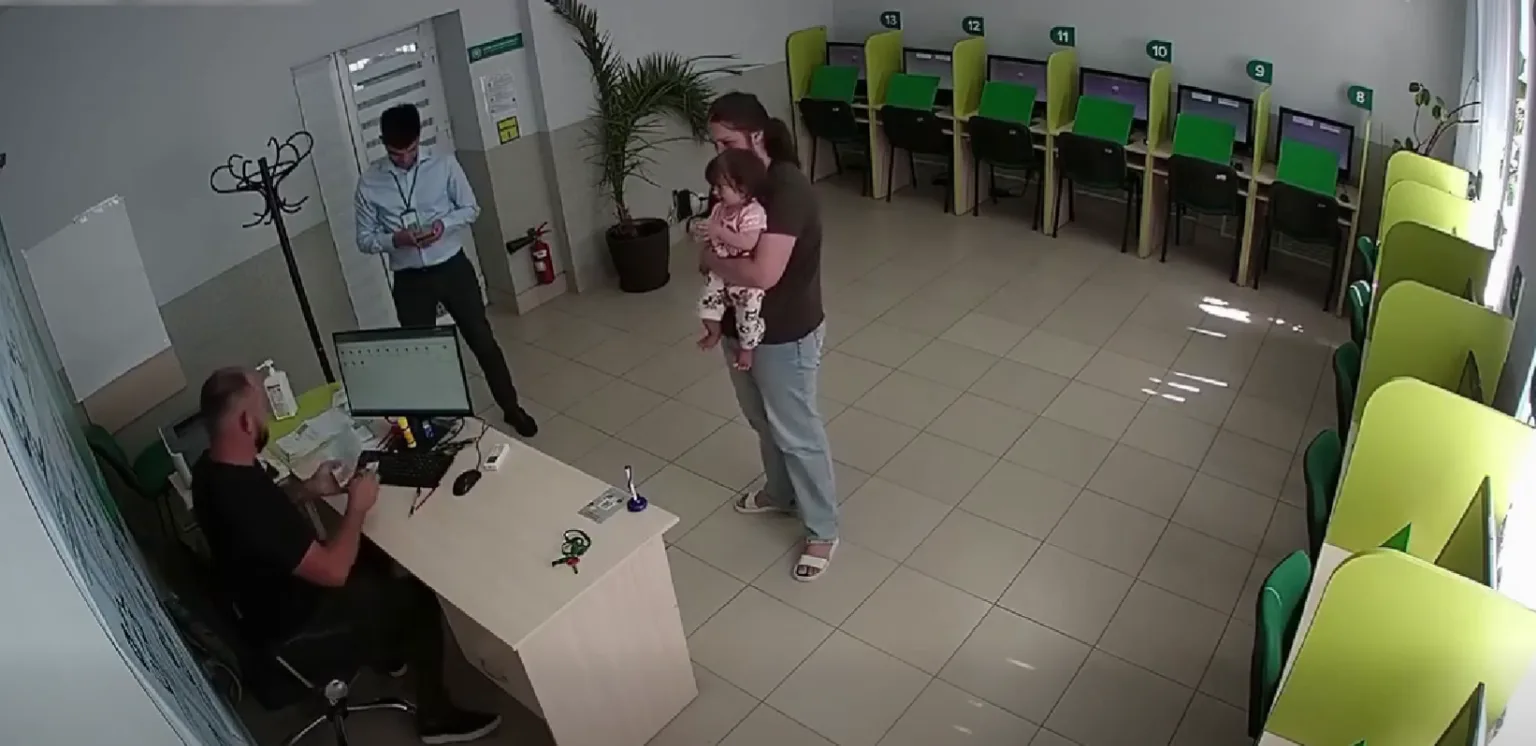 Жінка з дитиною в офісі сервісного центру