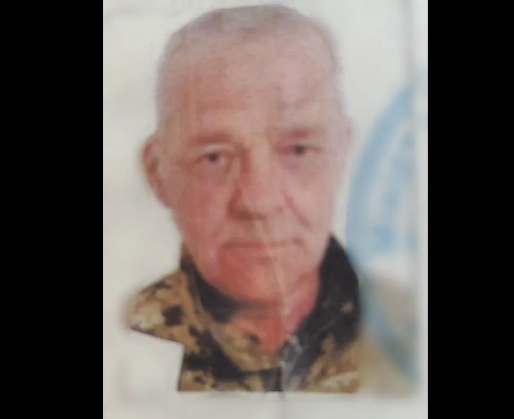 Портрет літнього чоловіка у камуфляжній куртці