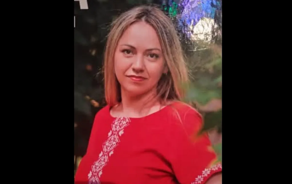 Жінка у червоній вишитій сукні на природі