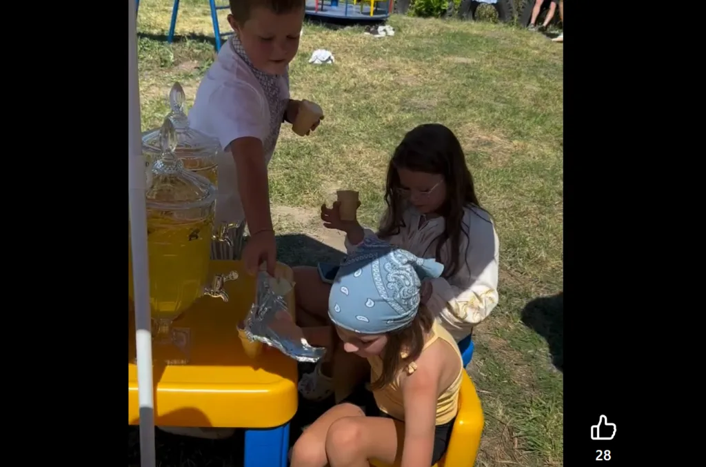 Діти наливають лимонад на подвір’ї