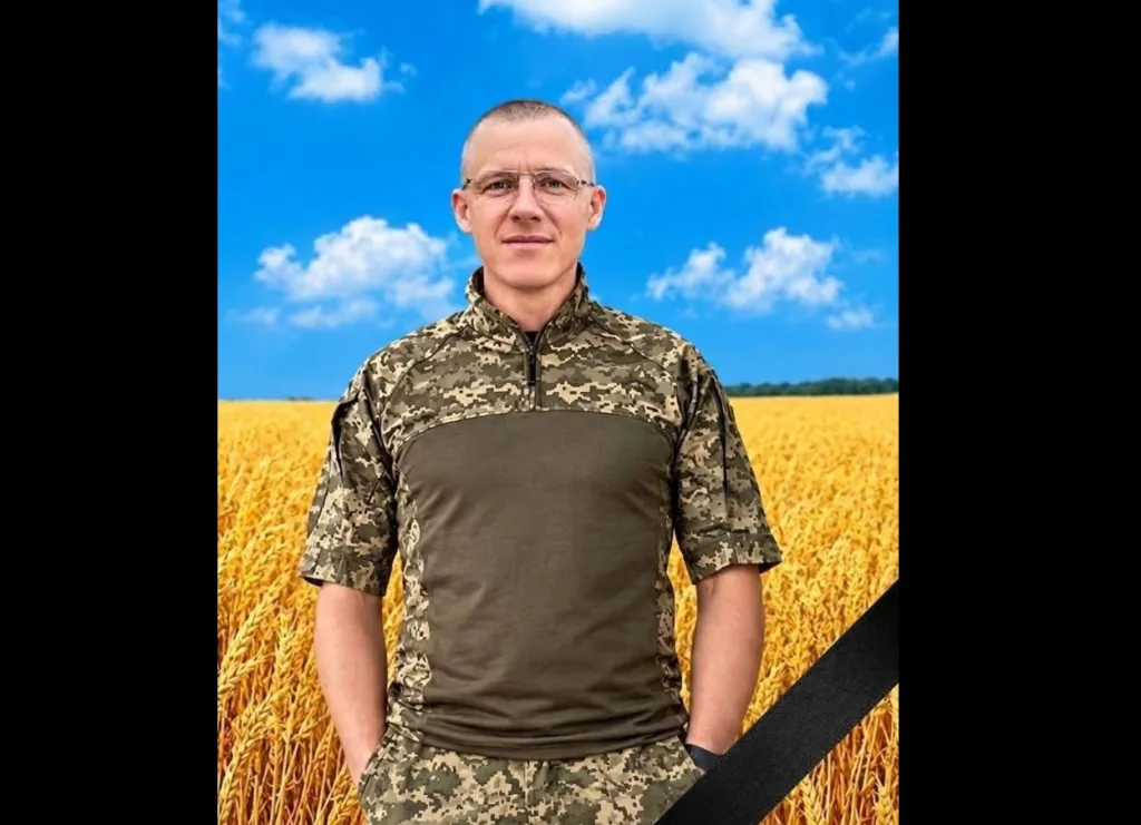 Військовий у камуфляжі на тлі пшеничного поля