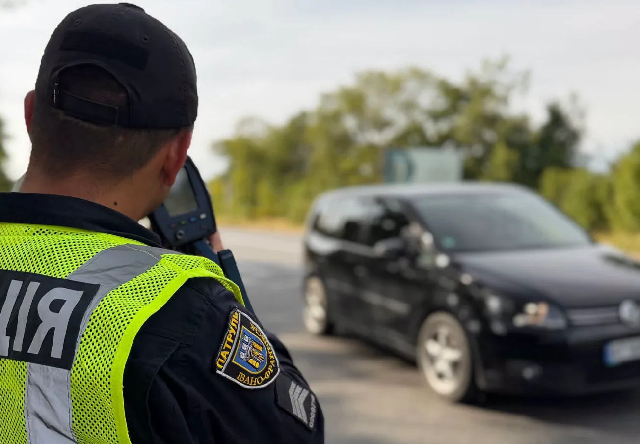 Патрульний поліцейський перевіряє автомобіль на дорозі