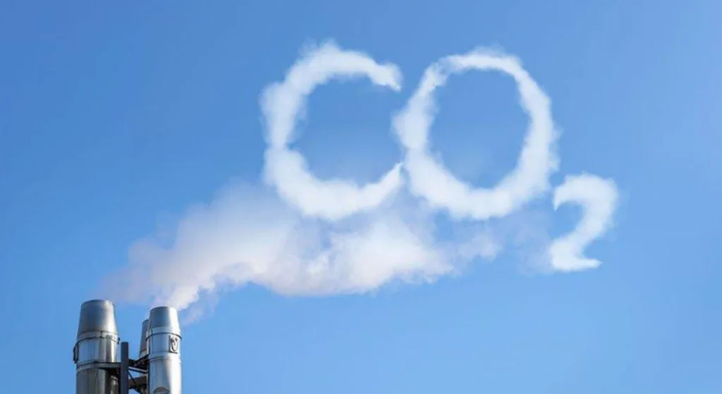 Дим із труб утворює напис CO₂ у небі