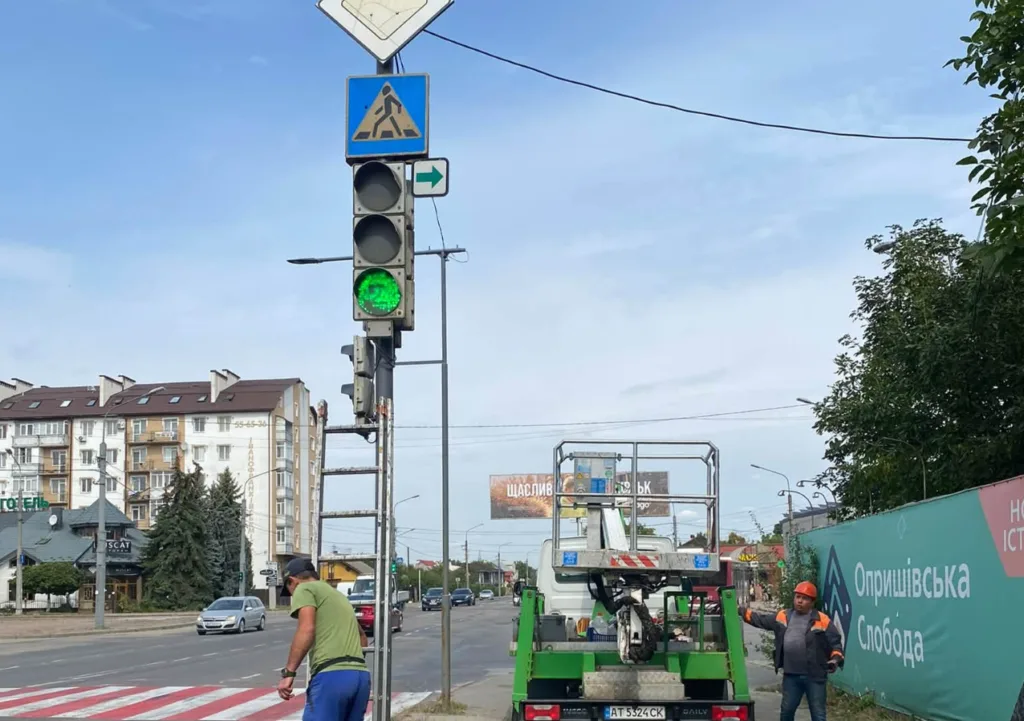 Зелений сигнал пішохода біля ремонту світлофора