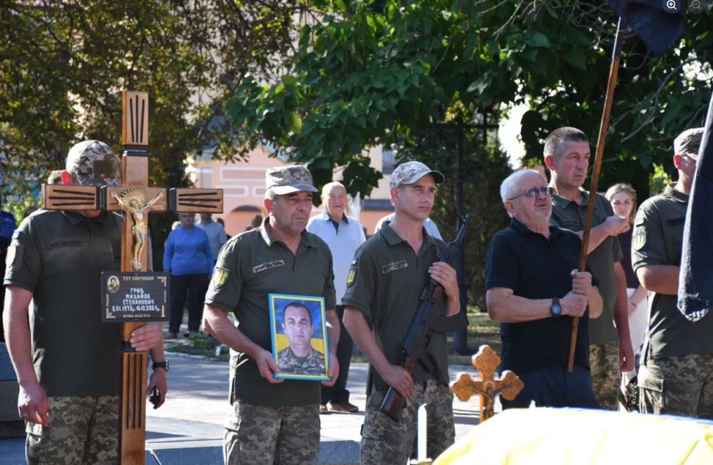Військові та рідні на похороні українського захисника