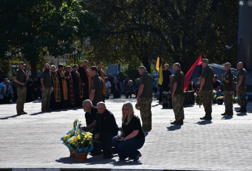 Військові та містяни вшановують полеглих із квітами
