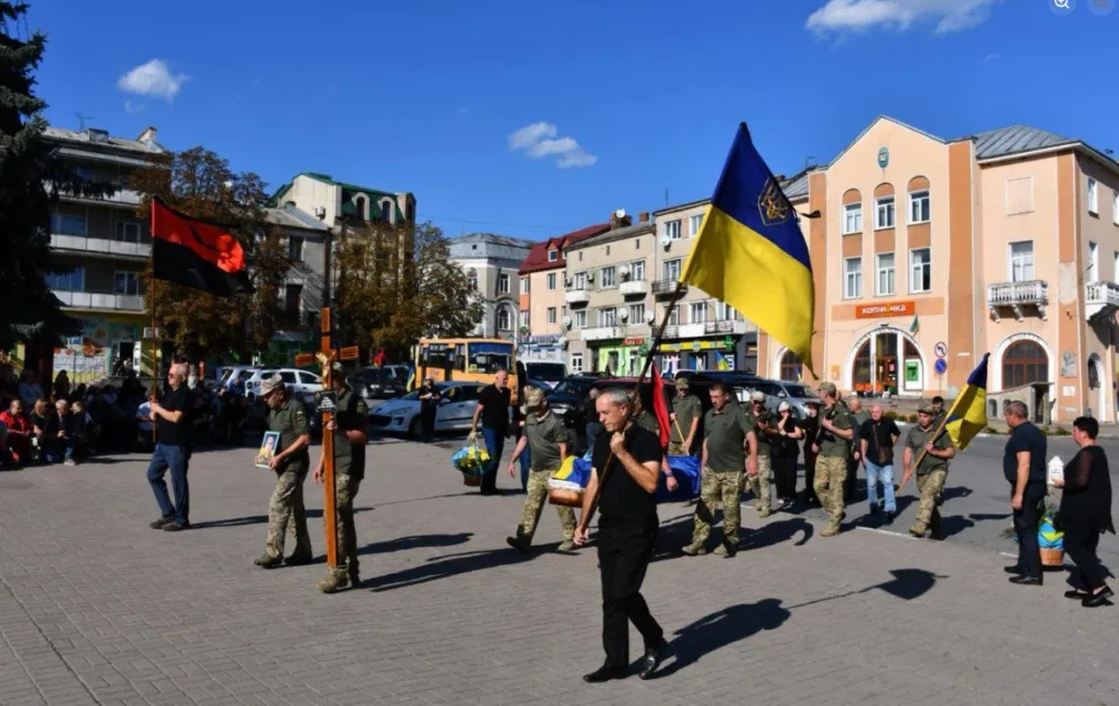 Траурна хода з українськими прапорами на міській площі